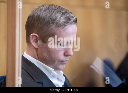 28. Juli 2020, Hessen, Frankfurt/Main: Der mutmaßliche Haupttäter Stephan Ernst sitzt im Dock. Ernst soll vor einem Jahr Nordhessens Landrat Lübcke auf seiner Terrasse erschossen haben, weil der CDU-Politiker für Flüchtlinge geworben habe. Foto: Boris Roessler/dpa Stockfoto