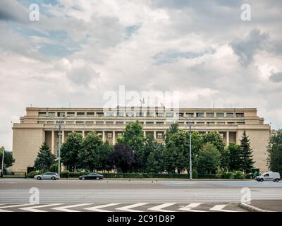 Buchares/Romania - 07.18.2020: Der Victoria-Palast am Siegesplatz ist der Sitz der rumänischen Regierung Stockfoto