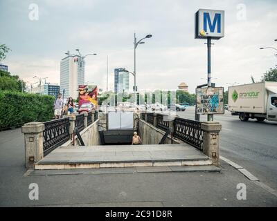 Bukarest/Rumänien - 07.18.2020: Eingang zur U-Bahnstation Piata Victoriei in Bukarest, Rumänien. Stockfoto