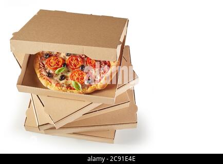 Frisch gebackene italienische Pizza in einer unbeschrifteten braunen Pappschachtel auf einem Stapel über Weiß mit Copyspace Stockfoto