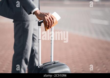 Unerkennbarer Geschäftsmann Mit Pass Und Bordkarte Im Freien Stehend, Abgeschnitten Stockfoto