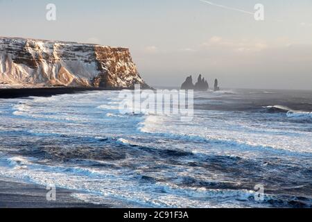 Der berühmteste Strand in Island namens Vik, mit schwarzem Sand Stockfoto