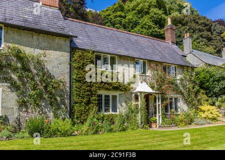 Ein Ferienhaus in einer Reihe von traditionellen Steinhütten auf Church Lawn in Stourton, einem kleinen Dorf in der Nähe von Stourhead, Wiltshire, Südwestengland Stockfoto