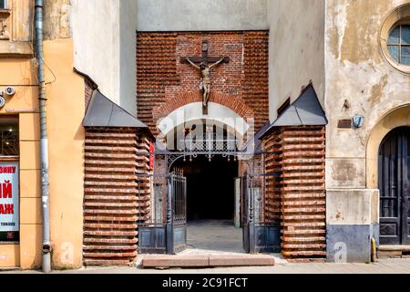 Eingang der armenischen Kathedrale Mariä Himmelfahrt, Lviv, Ukraine Stockfoto