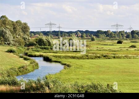 Marschlandschaft mit Weiden und Gräben in norddeutschland Stockfoto