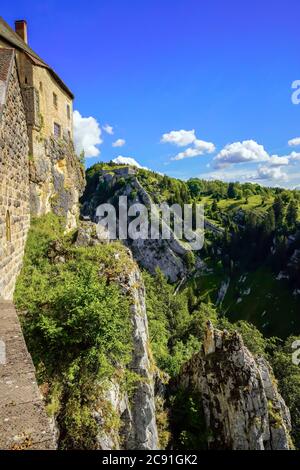 Blick vom Chateau de Joux auf den Pontarlier. Chateau de Joux liegt in der Region Franche-Comte in Frankreich. Das Schloss beherrscht die Pontarli Stockfoto