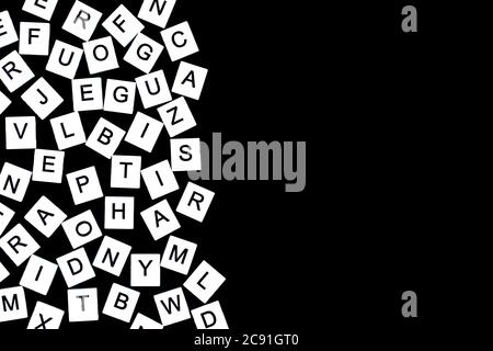 Alphabet Hintergrund in schwarz und weiß. Buchstaben des englischen Alphabets auf schwarzem Hintergrund. Schwarz-weißes Muster von zufällig platzierten Buchstaben. Flache Lay, Stockfoto