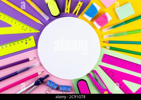 Zurück zur Schule Konzept. Verschiedene Schreibwerkzeuge und andere Schule stationär auf bunten Papier Hintergrund. Sommerzeit, Kreativität und Bildungskonzept. Stockfoto