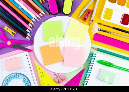Zurück zur Schule Konzept. Verschiedene Schreibwerkzeuge und andere Schule stationär auf bunten Papier Hintergrund. Sommerzeit, Kreativität und Bildungskonzept. Stockfoto