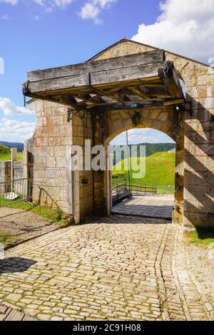 Blick auf die Gebäude des Chateau de Joux. Chateau de Joux liegt in der Region Franche-Comte in Frankreich. Das Schloss beherrscht den Pontarlier Pass Stockfoto