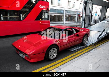 Red Ferrari 288 GTO Classic Supercar verlassen jährlichen Automobil-Concours der Eleganz Veranstaltung in Central London statt. Stockfoto