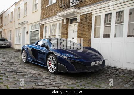 Blue McLaren 675LT Spider Moderne Supersportwagen geparkt in Wohnhäusern in Belgravia im Zentrum von London. Stockfoto