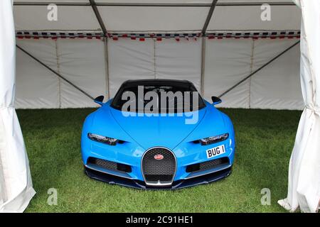 Blue Bugatti Chiron moderner Supersportwagen bei regulat Automotive Treffen im Prescott Speed Hill Climb in Großbritannien statt. Stockfoto