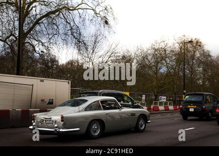 Silver Aston Martin DB5 Classic Supercar auf der Park Lane Street im Zentrum von London. Stockfoto