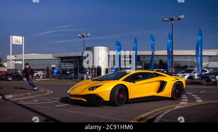 Yellow Lamborghini Aventador SV Moderne Supersportwagen verlassen eine lokale Automobil-Treffen in einem Vorort von Birmingham, Großbritannien statt. Stockfoto