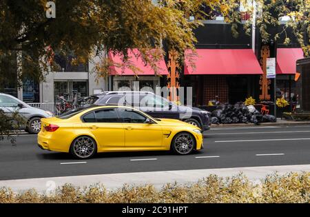 Gelbe BMW M3 F80 Performance Limousine auf einer Straße im Zentrum von New York, NY gefahren. Stockfoto