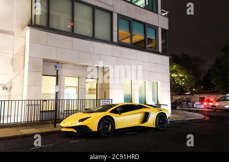 Yellow Lamborghini Aventador SV Moderne Supersportwagen auf einer Straße in Mayfair Bereich von Central London geparkt. Stockfoto