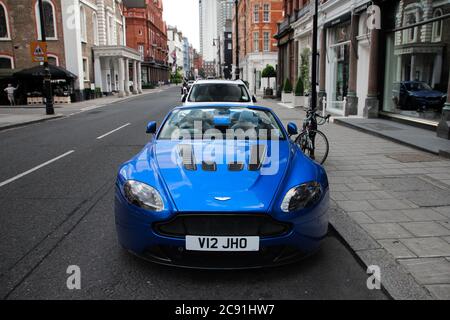 Blue Aston Martin V12 Vantage Volante moderner Supercar, der auf einer Straße im Stadtteil Mayfair im Zentrum von London geparkt ist. Stockfoto