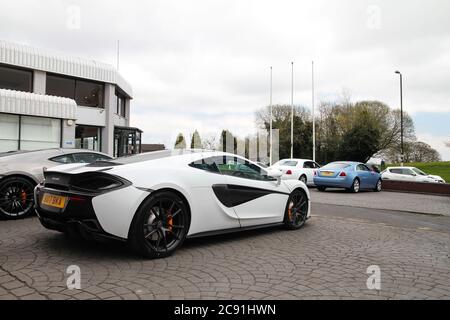 Der weiße Supersportwagen McLaren 570GT parkte in einem Service-Center der britischen Marke in einem Vorort von Birmingham. Stockfoto