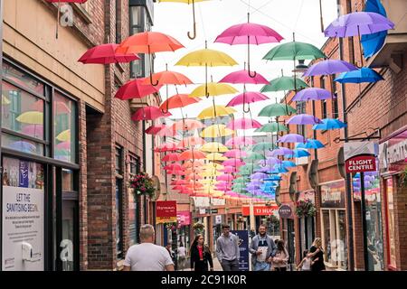 Landschaftsbild von bunten Regenschirmen im Prince Bishops Einkaufsviertel in Durham City. Umbrella Street Genannt. Stockfoto