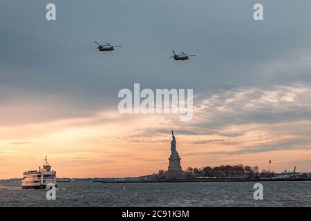 NUEVA YORK, VEREINIGTE STAATEN - Nov 12, 2017: Estatua de la libertad protegida por la gente Stockfoto