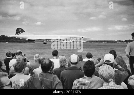 British Airways Überschallflugjet Concorde auf der Farnborough International Airshow in den 90er Jahren, Farnborough, Großbritannien Stockfoto