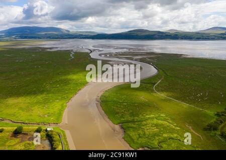 Luftaufnahme von Wigtown Harbour, dem Fluss Bladnoch, der in Wigtown Bay mündet, mit Blick auf Creetown und Cairnsmore der Flotte in Galloway UK Stockfoto