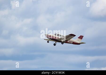 Leichtes Flugzeug in der Luft kurz nach dem Start. Flughafen Wolverhampton Halfpenny Green. Staffordshire. VEREINIGTES KÖNIGREICH Stockfoto