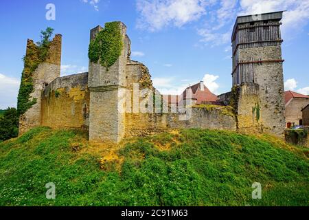 Die Château d'Oricourt ist eine mittelalterliche Burg aus der Mitte des 12. Jahrhunderts. Es ist ein konzentrisches Schloss mit einer doppelten Enceinte. Franche-Comté, Fran Stockfoto