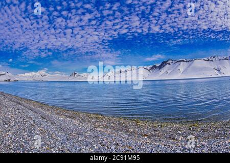 Snowcapped Mountains, Trygghamna Bay, Oscar II Land, Arktis, Spitzbergen, Spitzbergen, Svalbard, Norwegen, Europa Stockfoto