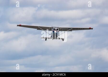 Leichtes Flugzeug im Flug kurz nach dem Start., Wolverhampton Halfpenny Green Airport. Staffordshire, Großbritannien Stockfoto