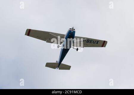 Leichtes Flugzeug im Flug kurz nach dem Start., Wolverhampton Halfpenny Green Airport. Staffordshire, Großbritannien Stockfoto