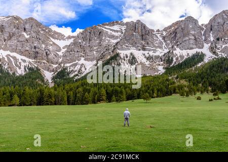 Wanderer genießen schöne Aussicht auf den Bergrücken (Prat de Cadí , in der Region Cerdanya - Katalonien, Spanien) Stockfoto