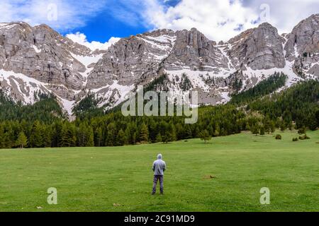 Wanderer genießen schöne Aussicht auf den Bergrücken (Prat de Cadí , in der Region Cerdanya - Katalonien, Spanien) Stockfoto