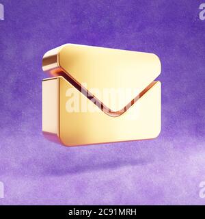 E-Mail-Symbol. Gold glänzend Mail-Symbol isoliert auf violettem Samt Hintergrund. Modernes Icon für Website, Social Media, Präsentation, Design Template Element. 3D-Rendering. Stockfoto