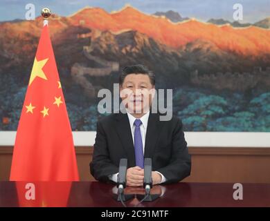 Peking, China. Juli 2020. Der chinesische Präsident Xi Jinping spricht über die Eröffnungszeremonie der fünften Jahrestagung der Asiatischen Infrastruktur-Investitionsbank (AIIB) via Video-Link in Peking, der Hauptstadt Chinas, am 28. Juli 2020. Quelle: Ju Peng/Xinhua/Alamy Live News Stockfoto