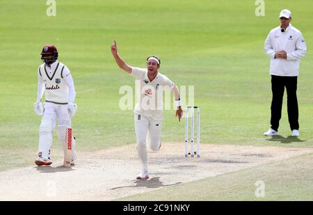 Der englische Stuart Broad (Mitte) feiert sein fünfhundertstel Wicket am fünften Tag des dritten Tests im Emirates Old Trafford, Manchester. Stockfoto