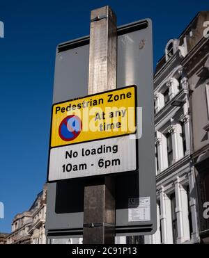 Schild mit Hinweis auf Fußgängerzone und keine Beladung in Liverpool März 2020 Stockfoto