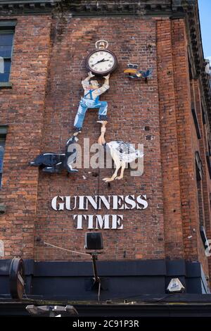 Werbespot für Guinness an der Außenwand des öffentlichen Hauses in Liverpool März 2020 Stockfoto