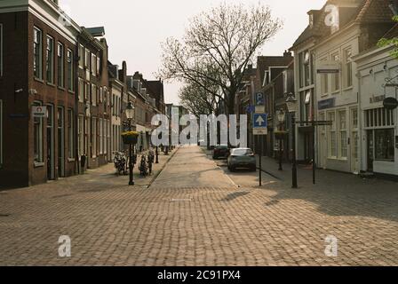 Foto aufgenommen auf Vintage-Film von leeren Straßen der Stadt aufgrund der Menschen selbst isoliert wegen des Corona-Virus in Amersfoort in den Niederlanden. Stockfoto