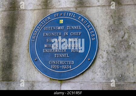 Blaue Plakette am Eingang des Queenwasy Tunnels in Liverpool Merseyside März 2020 Stockfoto