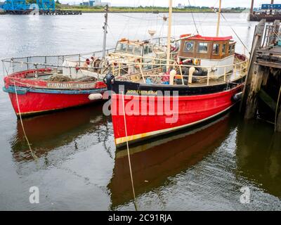 Pensionierte Barnett Klasse Rettungsboot Gordon Cubbin und pensionierte MFV Northumbria günstig auf die T-Stücke in der Nähe von Middlesbrough Transporter Bridge Stockfoto