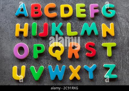 Bunte Buchstaben auf Granithintergrund, alphabetische Reihenfolge, Draufsicht Stockfoto