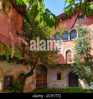 Capo di Ponte, Brescia, Lombardei, Italien:Hof des alten Hauses mit Pflanzen Stockfoto