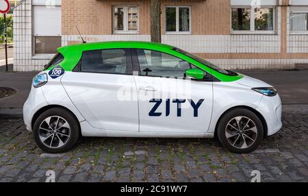 Enault Zoe Fahrzeug geparkt in der Straße gehört zu dem rein elektrischen ZITY frei schwimmenden flexiblen Carsharing-Service derzeit in Paris eingesetzt. Stockfoto