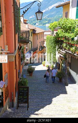 BELLAGIO, ITALIEN - 23. JUNI 2020: Malerische und farbenfrohe Altstadt Salita Serbelloni in Bellagio Stadt, Italien Stockfoto