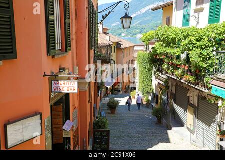 BELLAGIO, ITALIEN - 23. JUNI 2020: Malerische und farbenfrohe Altstadt Salita Serbelloni in Bellagio Stadt, Italien Stockfoto