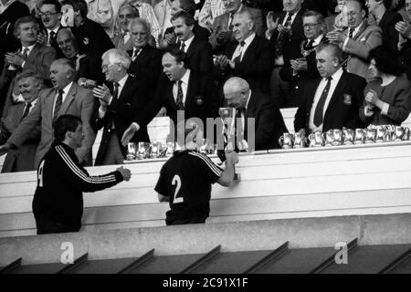 Neath RFC Captain Kevin Phillips wird nach ihrem knappen 14-13-Sieg über Llanelli RFC im Finale am 6. Mai 1989 im Cardiff Arms Park, Cardiff, Wales, mit dem WRU (Schweppes) Cup überreicht. Stockfoto