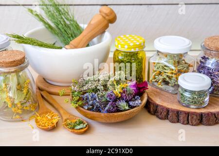 Viele verschiedene trockene pflanzliche Heilmittel Pflanzen ( Chamaenerion angustifolium, Achillea millefolium, Tilia platyphyllos, Prunella vulgaris, Equisetum arvense. Stockfoto