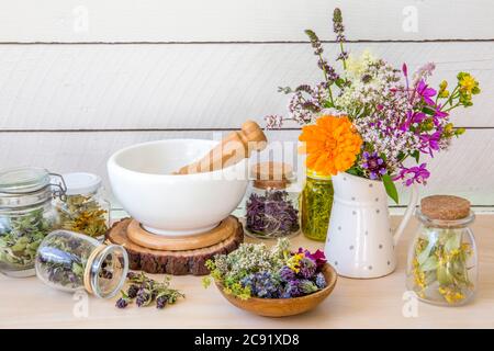 Viele verschiedene trockene pflanzliche Heilmittel Pflanzen ( Chamaenerion angustifolium, Achillea millefolium, Tilia platyphyllos, Prunella vulgaris, Equisetum arvense. Stockfoto